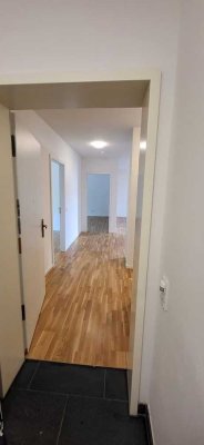 Neuwertige 3-Raum-Wohnung mit Balkon und Einbauküche in Wiesbaden