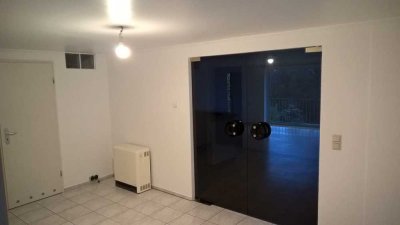 2,5 Zimmer klimatisiert Wohnküche, Diele, Bad, Balkon, kleiner Garten direkt am Waldrand