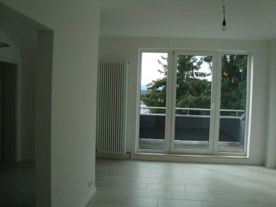 Neuwertige DG-Wohnung mit einem Zimmer sowie Dach-Balkon und Einbauküche in Bendorf