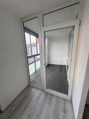 ***modernisierte 2ZBK mit Loggia und PKW-Stellplatz***