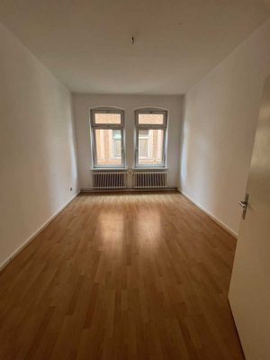 Diese helle 4-Zimmer-Wohnung wird frisch weiß gestrichen und ist WG-geeignet