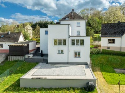 Saniertes Mehrfamilienhaus mit grünem Außenbereich