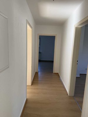 Helle 3-Zi.-Wohnung in grüner Lage |  Wannenbad mit Fenster