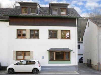 Großes Einfamilienhaus mit Ferien-Apartment direkt am Rotweinwanderweg.