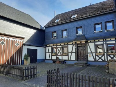 Komplett, aufwendig saniertes Fachwerkaus mit viel Platz! Für Pferdeliebhaber perfekt