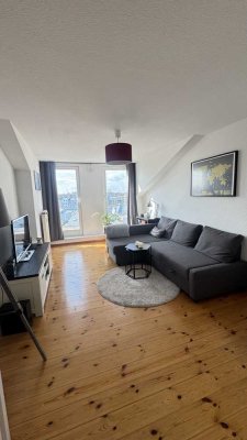 Schicke 2-Raum-Dachgeschosswohnung in der KTV mit Dielenboden, Wannenbad und Einbauküche...!!!