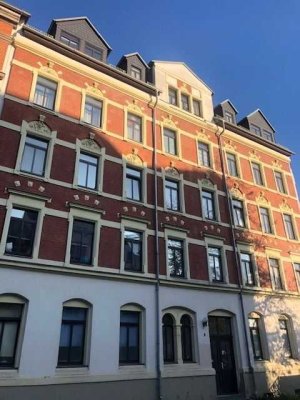 Gemütliche 2-Zimmer mit Balkon, Wannenbad, Aufzug und Parkett in Toplage !