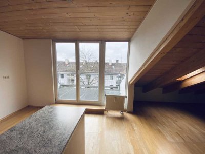 Helle, gepflegte 2-Zimmer DG-Wohnung