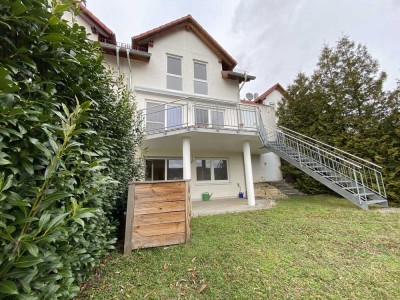 Exquisite DHH BJ 2007 mit hochwertiger EBK, Balkon, Garten und Garage in Rudersberg-Oberndorf