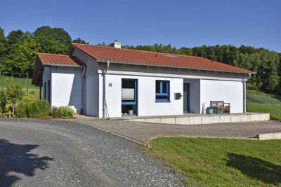 Neuwertiger Bungalow mit schön angelegter Westterrasse in altersgerechter Bauweise