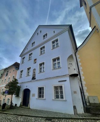 Charmante 1,5-Zi-Altbauwohnung im denkmalgeschützten Rathaus – Blick ins Ilztal