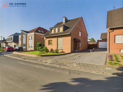 Solides freistehendes Einfamilienhaus mit zwei Garagen in Hückelhoven-Brachelen