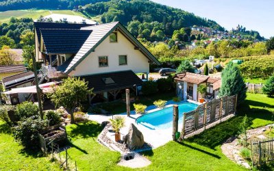 Kappelrodeck: Exklusive Villa in Alleinlage mit Einliegerwohnung und Pool!
