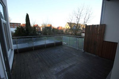 Großzügige, renovierte 4 Zimmer-Wohnung mit Einbauküche, 2 Bäder, Dachterrasse und Stellplatz!