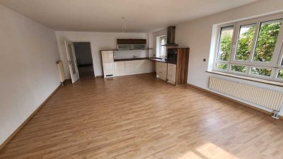 Top gelegene helle 2-Zimmer-Wohnung mit Einbauküche und wunderschönem Ausblick