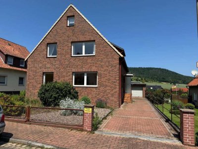 Gepflegtes Zweifamilienhaus mit elektr. Doppelgarage in der Natur