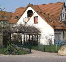 Gepflegte DG-Wohnung mit drei Zimmern, 2 Balkonen und EBK in Leegebruch