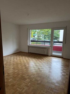 Hochwertige, vollst. renovierte 3-Raum-Hochparterre-Wohnung mit EBK Stellplatz und Keller