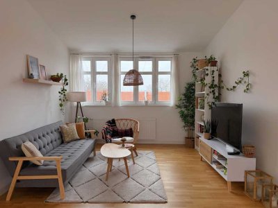 Schöne, helle 2-Zimmer-Wohnung in der Nähe von Schöneweide mit Blick auf Sonnenauf- und -untergang.