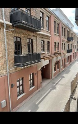 Neuwertige Wohnung in Loft Charakter mit EBK und Balkon direkt am Mainufer