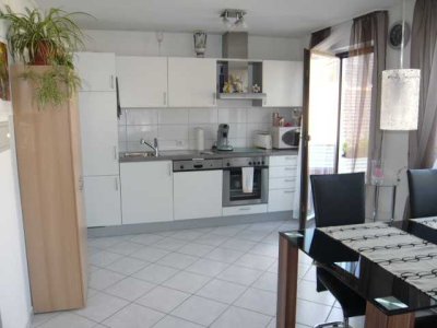 Sehr helle 2,5-ZW, 1. OG, Balkon, neue Türen, frisch gestrichen, neue Laminatböden, Carport