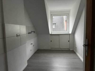 Gemütliche Dachgeschoß Wohnung, wartet auf neue Mieter.