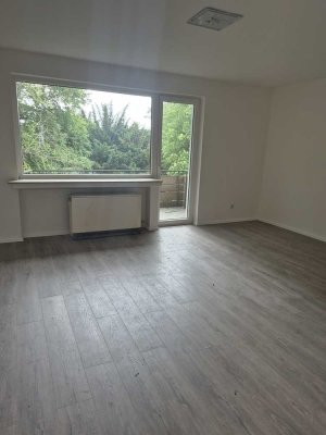 Helle 3,5 Zimmer Wohnung mit Balkon