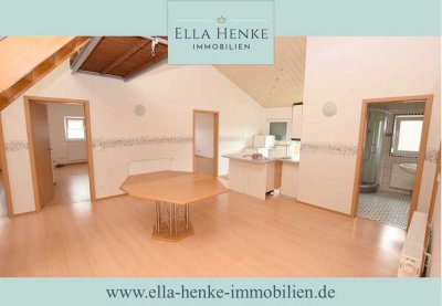 Großes, gepflegtes Zweifamilienhaus mit Garten und 3 Garagen.