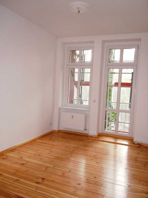 Bezugsfreie Altbauwohnung mit Balkon, provisionsfrei im Bieterverfahren