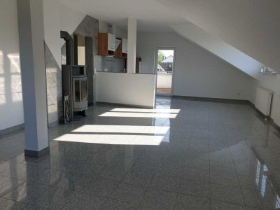 Sehr schöne und helle Dachgeschosswohnung mit sehr schöner Dachterrasse und Kaminofen sofort frei