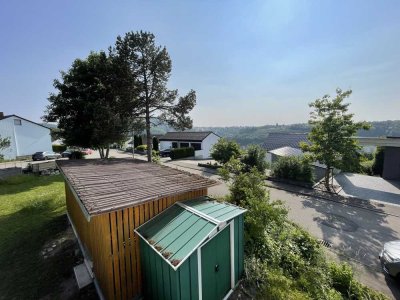 Lichtdurchflutete 4-Zimmer-Wohnung mit Südterrasse, Garten und traumhafter Aussicht – kernsaniert