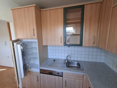 Gut aufgeteilte 2-Zimmer-Wohnung mit möblierter Küche im Zentrum von Lohnsburg