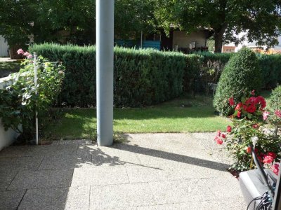 3 Zi.-Whg., Erdgeschoß, kl. Garten, Einbauküche, 1 TG. + 1 Pkw-Stellpl. im Freien, Hausmeisterserv.