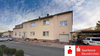 Viel Platz für die Familie! Schönes Zweifamilienhaus mit PV-Anlage in bevorzugter Lage