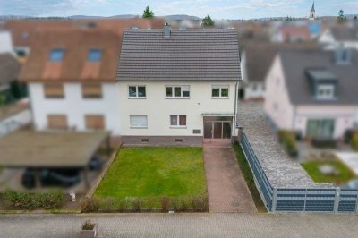 Vermietetes Zweifamilienhaus mit Bauplatz in zweiter Reihe – Vielseitiges Entwicklungspotenzial