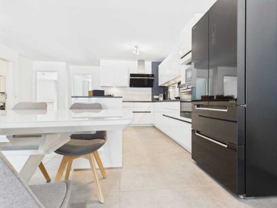 Exklusive 3-Zimmer-Wohnung mit Designer-Ausstattung, Einbauküche und Stellplatz in Eschborn