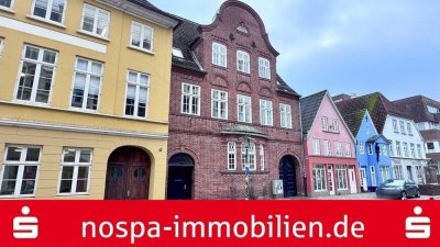 Denkmalgeschütztes Mehrfamilienhaus – mit 6 Wohneinheiten, 2 Garagen und 2 PKW-Stellplätzen