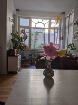 Stilvolle Altbauwohnung mit kleinem Garten