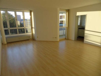 SEHR SONNIGE 2 ZIMMER MIT ZWEI BALKONEN, LAMINAT, SCHÖNE KÜCHE, LIFT IN GEPFLEGTER ANLAGE
