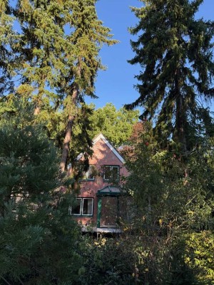 Klassisch, praktisch, gut:
5-Zimmer-EFH  mit Keller, auf Waldgrundstück in der Moorwegsiedlung.