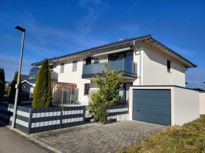 Neuwertige möblierte 2-Zimmer-Wohnung mit Balkon in Wehringen