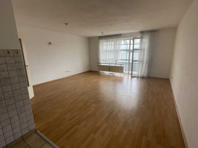 Geräumige 1-Zimmer-Wohnung mit Balkon und EBK in Gilching