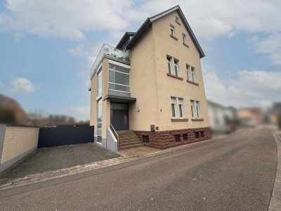 2 Zimmer Erdgeschosswohnung mit Einbauküche und Stellplatz