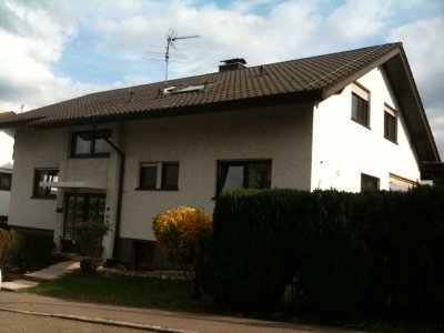 3-Zimmer-DG-Wohnung, mit Einbauküche, Balkon u.Carport  in Ortsrandlage