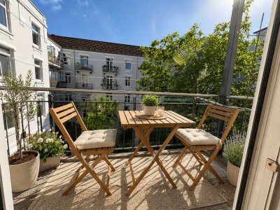 Sonne von früh bis spät: Hamburger Altbau mit Kamin, Stuck & zwei Balkonen