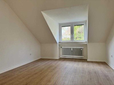 Helle 3 Raum KDB Wohnung, mit  Wannenbad, komplett renoviert!
