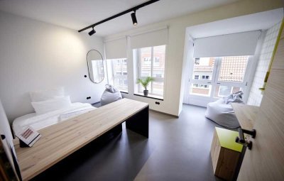 Möbliertes Zimmer mit Gemeinschaftsküche und Badezimmer