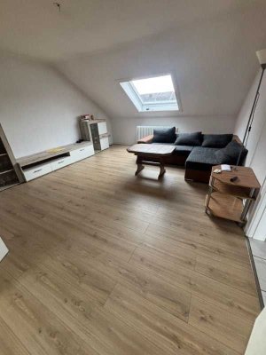 Moderne 2-Zimmer-Dachgeschosswohnung mit Charme – ab 01.12.2025 verfügbar