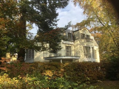 Exklusive Penthouse-Wohnung mit drei Balkonen in Bestlage Dambach und direktem Aufzug in die Wohnung
