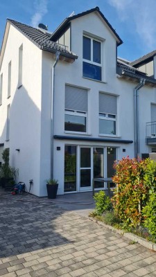 Schöne und neuwertige 5-Zimmer-Doppelhaushälfte mit gehobener Innenausstattung in Renningen